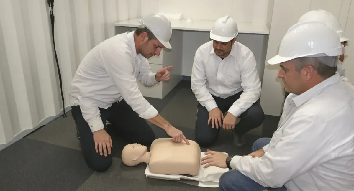 Session de formation sauveteur secouriste du travail : le formateur montre le point de compression sur le mannequin